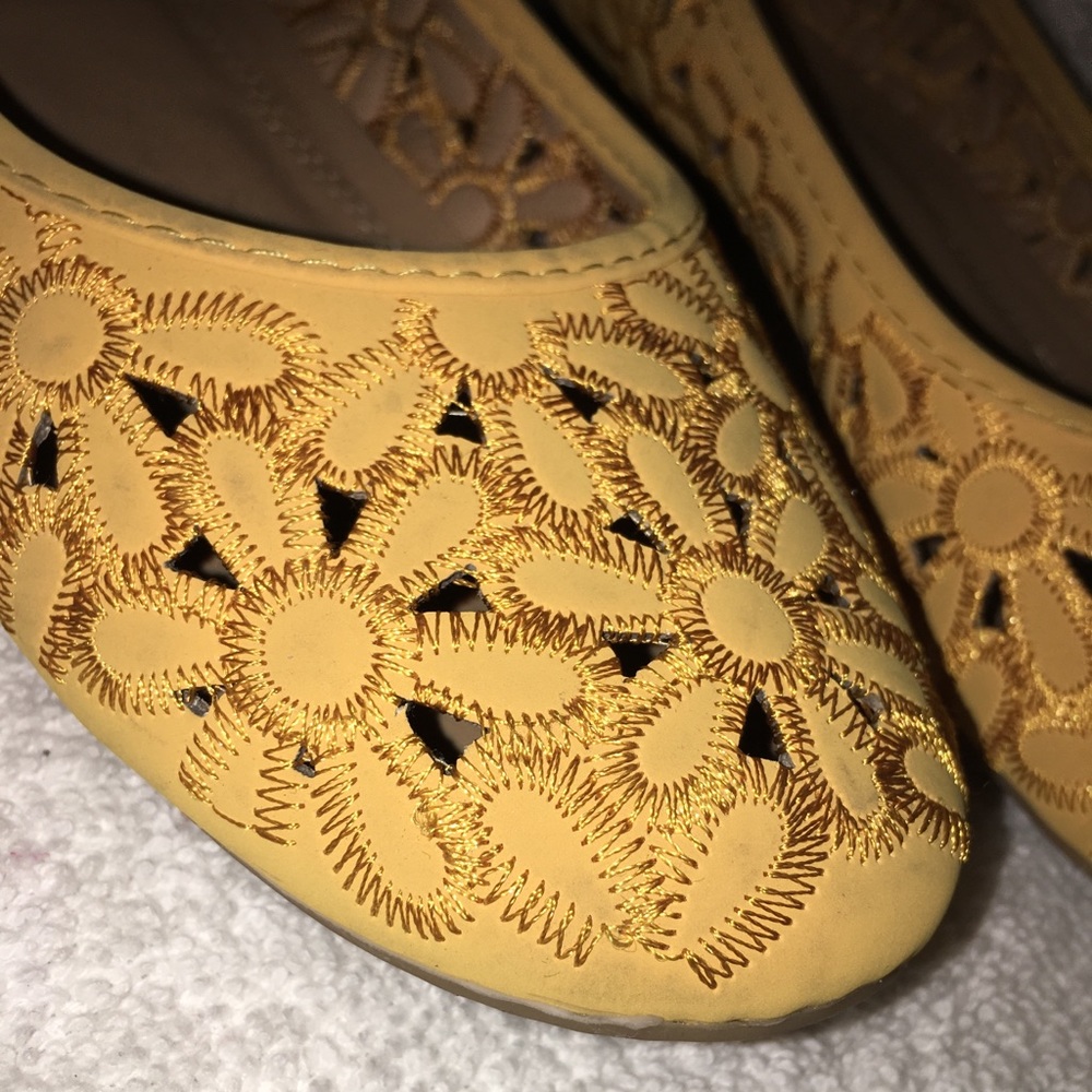 Cute yellow flats